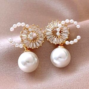 🌟New Vintage Glam Pearl Gold Chanel Like Dangle Earrings With Crystals 🌟